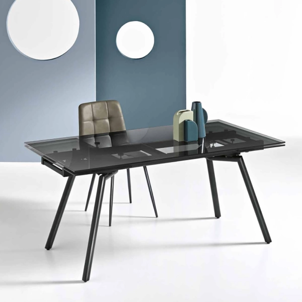 Mesa extensible hasta 240 cm con tapa de cristal ahumado y base de metal TAO