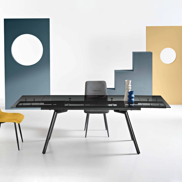 Mesa extensible hasta 240 cm con tapa de cristal ahumado y base de metal TAO