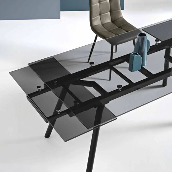 Mesa extensible hasta 240 cm con tapa de cristal ahumado y base de metal TAO