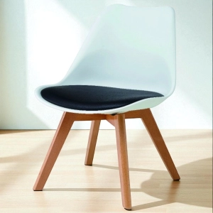 Silla de polipropileno blanco con cojín de cuero ecológico negro, base de madera