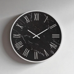 Runde Uhr, D60 cm, aus schwarzem Kerlit mit Details in BLAISE-Silber