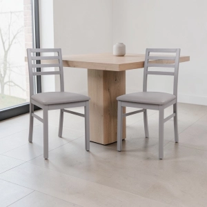 Conjunto de 2 sillas de madera TROPEA con asiento de cuero ecológico de hielo