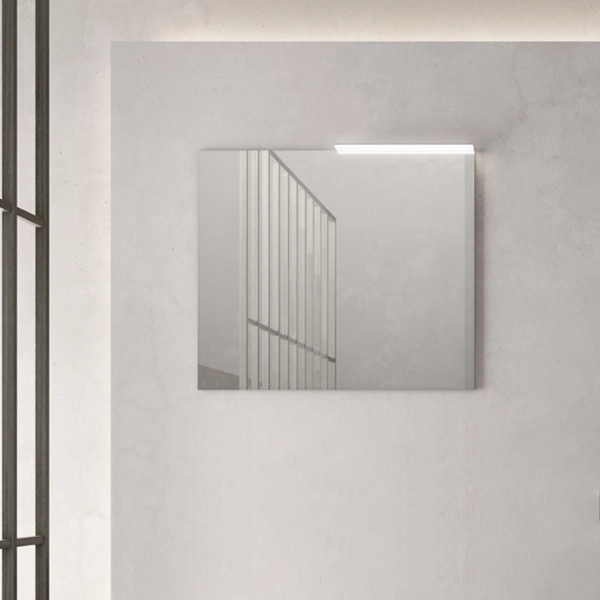 Espejo rectangular de 81 cm con lámpara LED empotrada en la pared.
