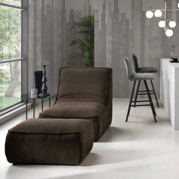 Fauteuil rembourré en tissu avec repose-pieds marron CAROLINE